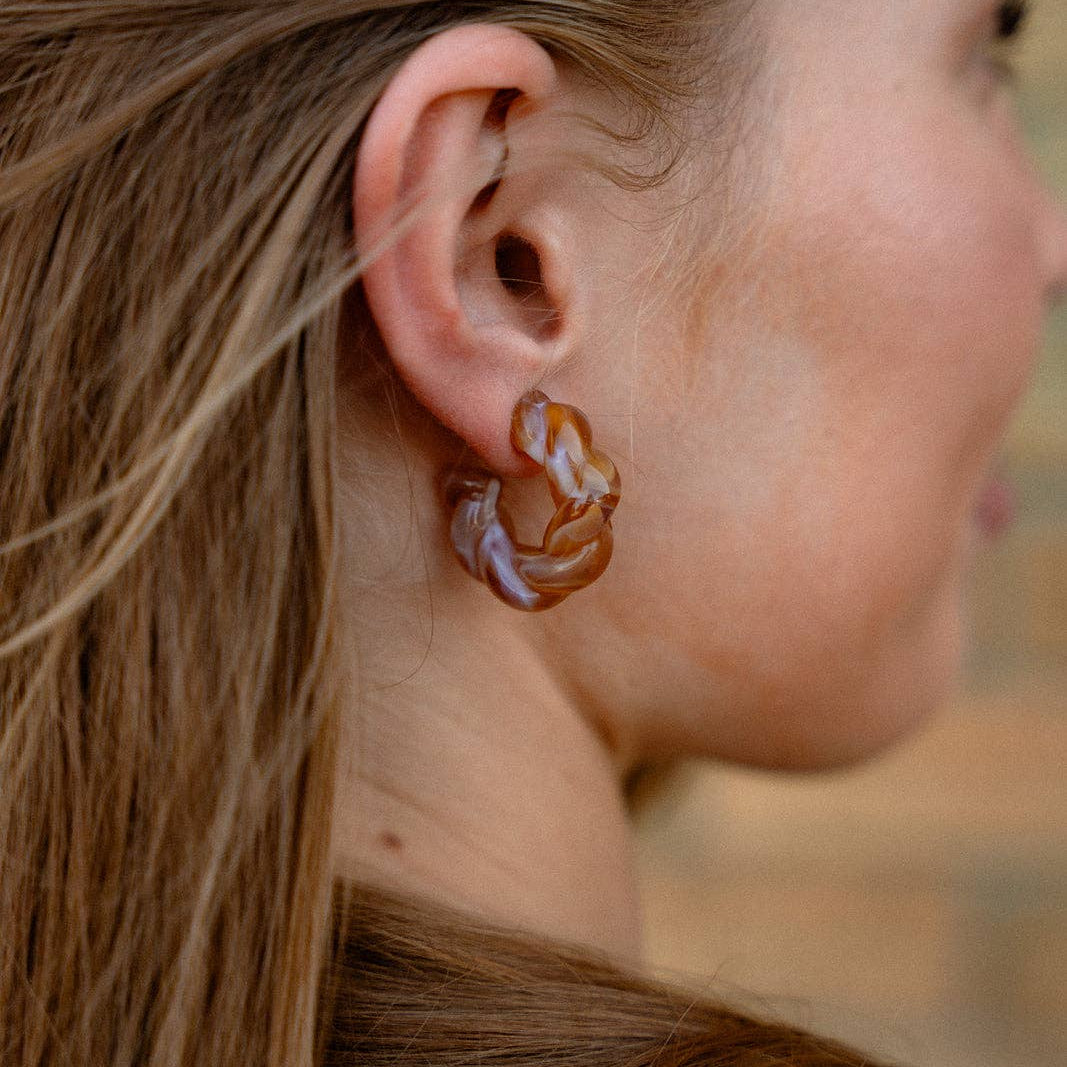 Ramona Hoops in Caramel